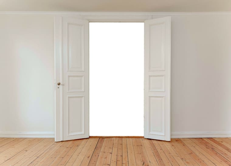 白い扉の画像