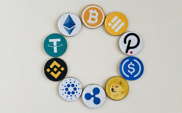 暗号資産（仮想通貨）数種類のコインの輪の画像