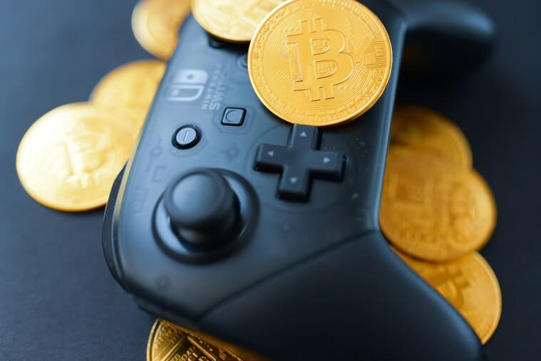 ゲームコントローラーとビットコインの画像